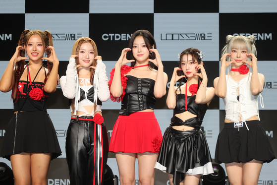 Girl group Loossemble poses for photos during a showcase held at the Ilchi Art Hall music venue in southern Seoul on Sept. 2. [YONHAP]