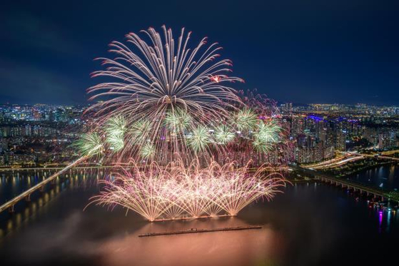 Hanwha Seoul International Fireworks Festival 2023 took place at Yeouido Hangang Park in western Seoul on Oct. 7. [YONHAP]