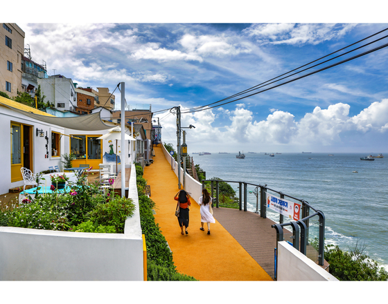 Huinnyeoul Culture Village is a tranquil town in southern Busan that overlooks a sea view. [BUSAN METROPOLITAN CITY] 