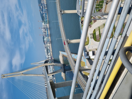 A ride along the Busan Harbor Bridge is intimidating for some, as it speeds along at a rapid pace. [KIM DONG-EUN]