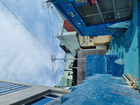 Huinnyeoul Culture Village in Yeongdo District, Busan, is home to old houses that have turned into trendy shops and cafes, as well as blue-painted walls across the seashore. [KIM DONG-EUN] 