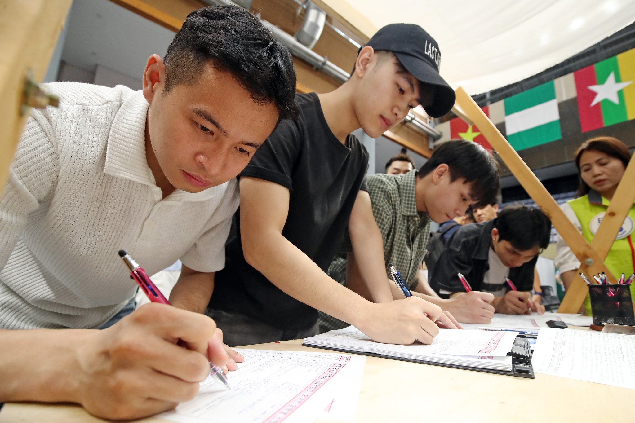 Visitors fill in their résumé at a job fair for international students hosted by North Gyeongsang in August. The province announced on Tuesday that it will work with local universities to offer internships and Korean learning programs for international students. [NEWS1]