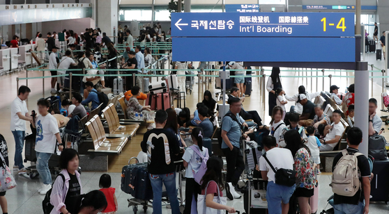 Travelers crowd Incheon International Airport. [NEWS1]