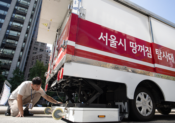 An officer from the Seoul Metropolitan Government conducts an inspection of subsurface stability in central Seoul on Tuesday. [NEWS1]