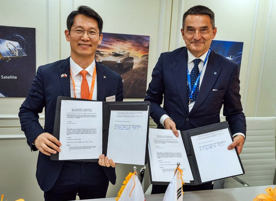Hanwha Ocean Vice President Jung Seung-kyun, left, and Adam Bartosiewicz, vice president of WB Group, pose for a photo after signing a memorandum of understanding in Kielce, Poland. [YONHAP]