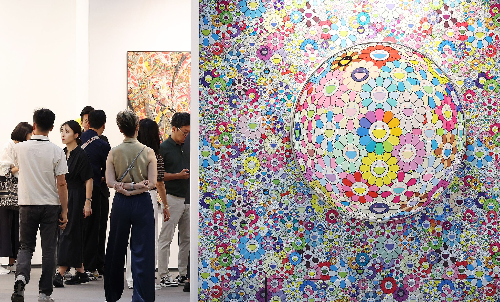 A Takashi Murakami rainbow flower painting from the Perrotin gallery booth during Frieze Seoul's VIP preview at Coex, southern Seoul, on Wednesday. [NEWS1]