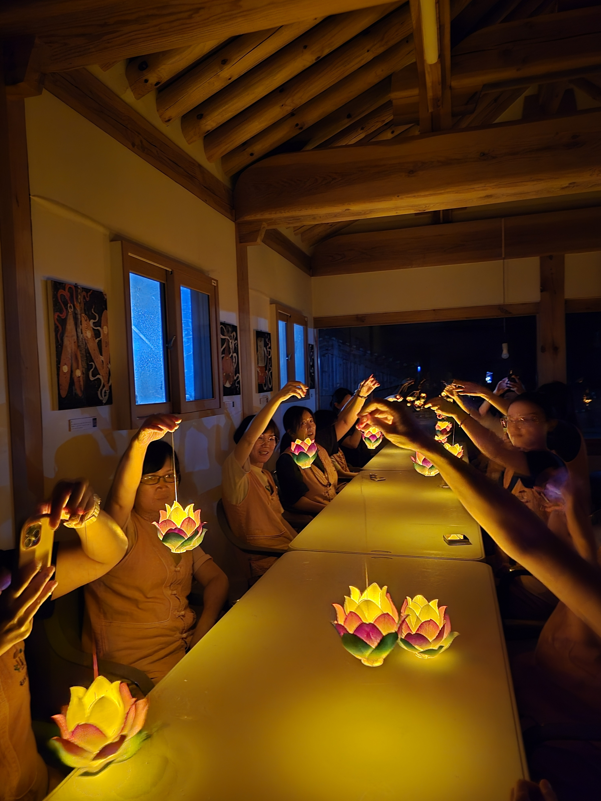 Participants to the LED lantern craft session at Naesosa in Gyeonggi hold up their lotus lanterns [CULTURAL CORPS OF KOREAN BUDDHISM]  