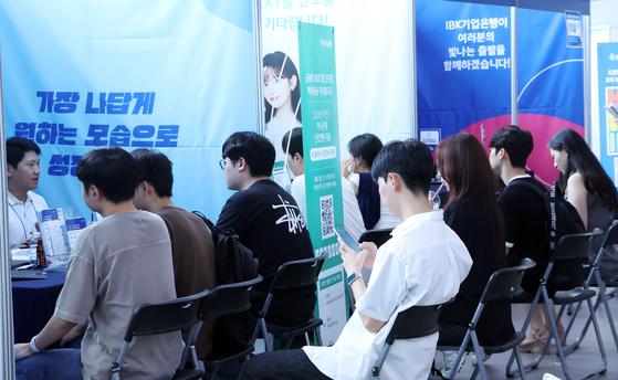 People consult job experts at a job fair. [NEWS1]