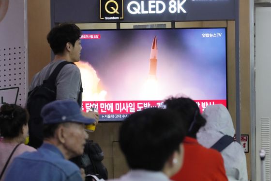 A television screen shows a file image of North Korea's missile launch during a news broadcast at Seoul Station in Jung District, central Seoul, on Thursday. [AP/YONHAP]