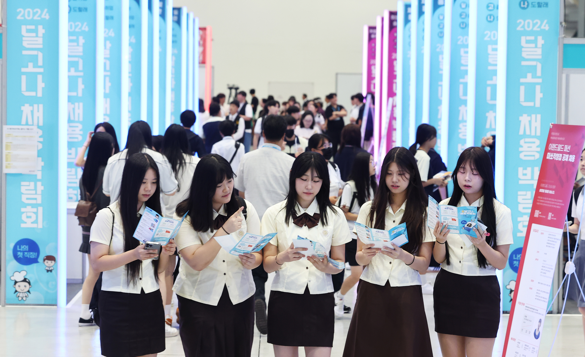 Visitors look around a job fair for high school diploma holders in Suwon, Gyeonggi, on Tuesday. [YONHAP]