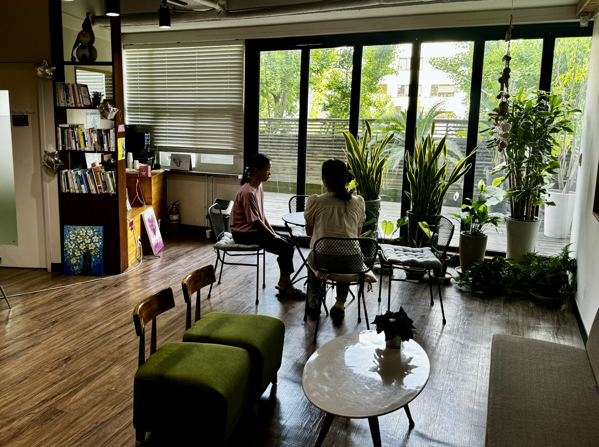 A mental health care center run by the city government of Goyang set up a cafe inside to make it more accessible to potential patients. [KIM HONG-JOON]