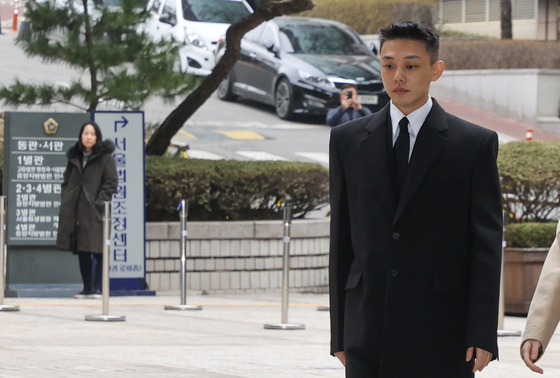 Actor Yoo Ah-in arrives at the Seoul Central District Court in Seoul on March 5, to attend his inaugural hearing on allegations of drug use. [YONHAP] 