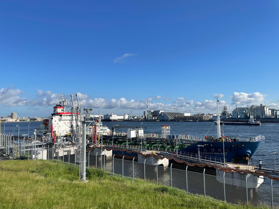 This photo provided by GS Caltex shows an oil tanker that delivers the refiner's Corsia eligible fuel to an oil tank at the port of Chiba, Japan. [GS CALTEX]