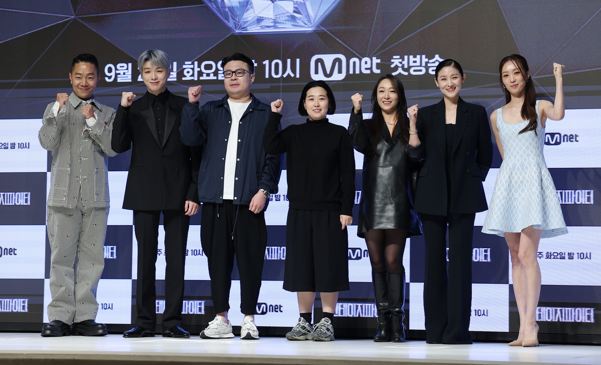 From left, dancer Ryu Hoi-woong, singer Kang Daniel, chief producer Kwon Young-chan, producer Choi Jeong-nam, dancer Jung Bo-kyung, ballerina Kim Joo-won, dancer Choi Soo-jin pose for a photo during a press conference for Mnet's new dance competition show ″Stage Fighter″ held in Gangnam District, southern Seoul, on Tuesday. [NEWS1]