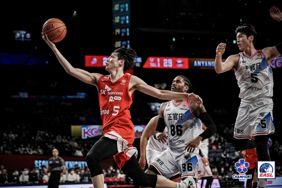 The Seoul SK Knights' Kim Sun-hyung, left, in action during the final of the East Asia Super League against Anyang KGC at Okinawa Arena in Okinawa, Japan on March 5, 2023. [EAST ASIA SUPER LEAGUE]