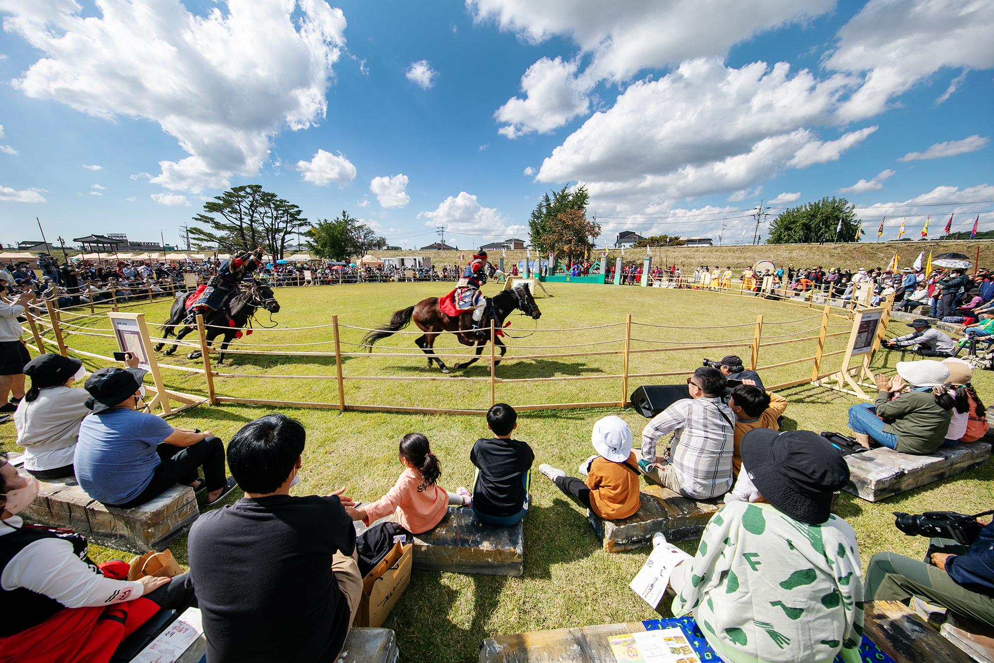 A demonstration of King Taejong's martial arts training during last year's Seosan Haemieupseong Festival. [YONHAP] 