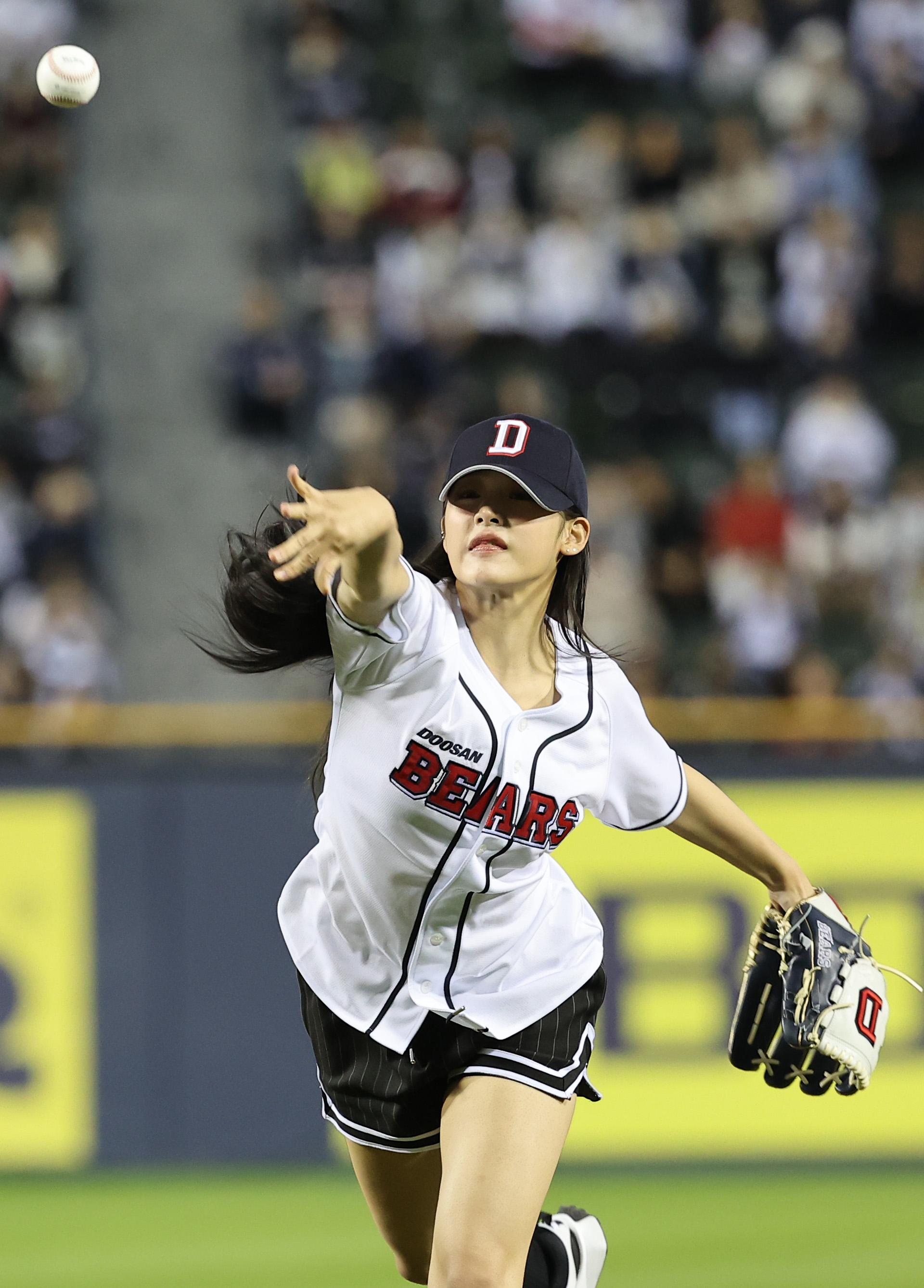 Minji of girl group NewJeans pitches ahead of the KBO Wildcard game between the Doosan Bears and KT Wiz held on Oct. 2 at Jamsil Baseball Stadium, southern Seoul. [YONHAP]