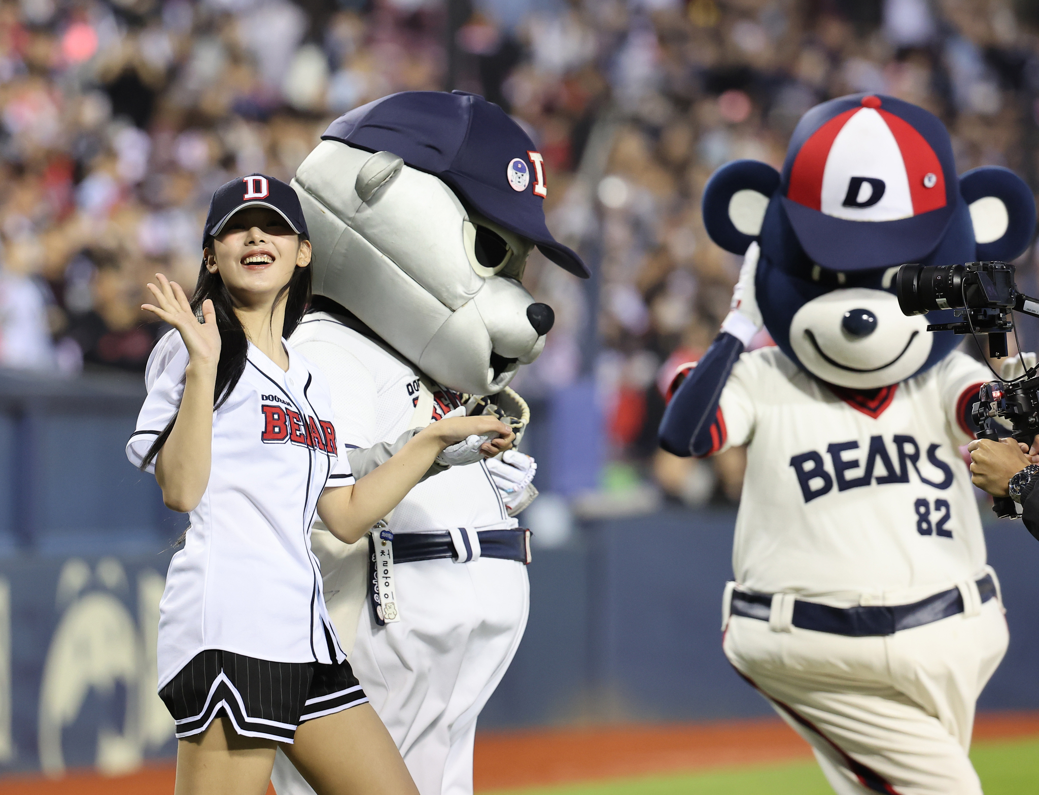 Minji of girl group NewJeans at Jamsil Baseball Stadium in southern Seoul on Oct. 2  [YONHAP]
