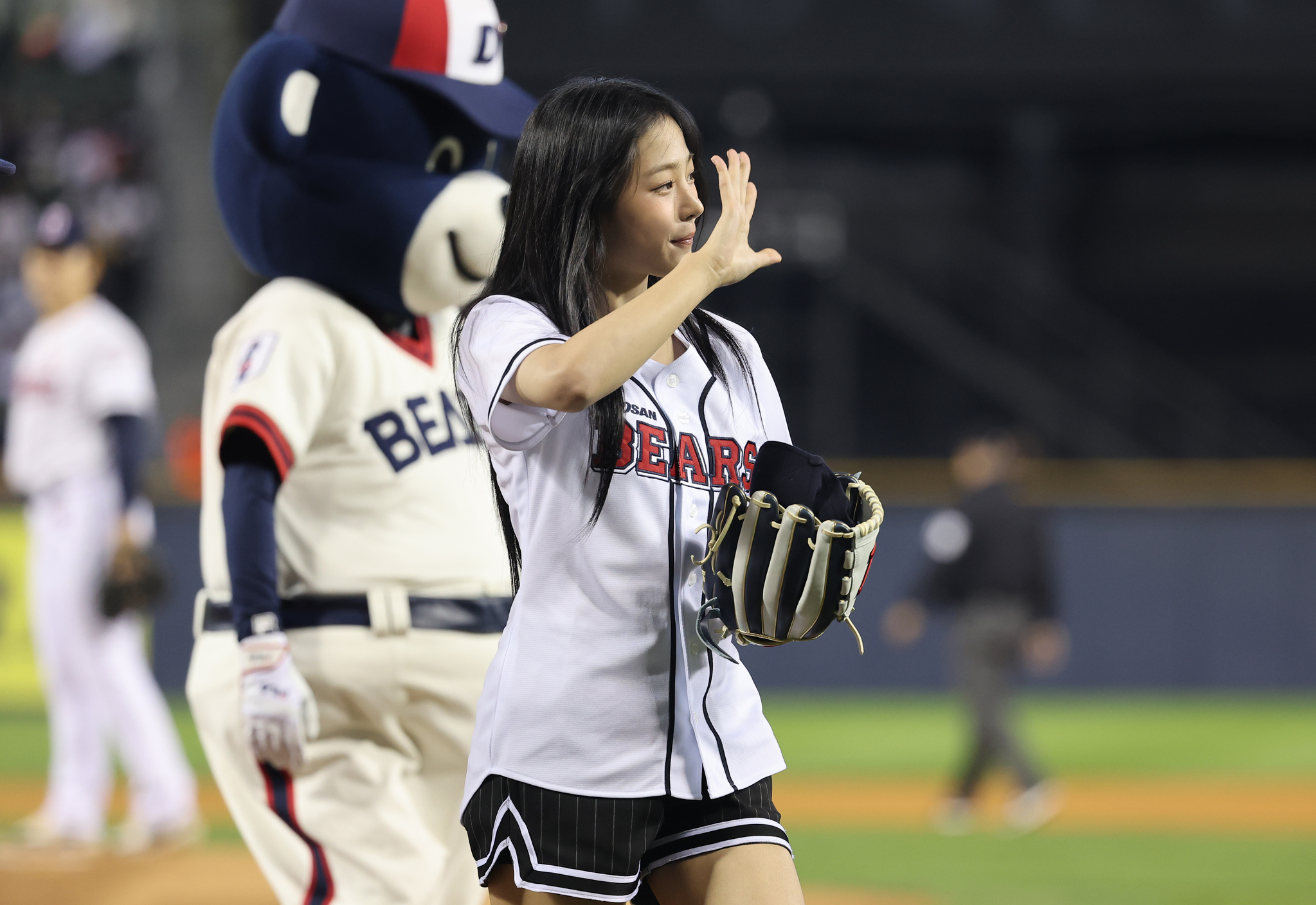 Minji of girl group NewJeans waves to the crowd ahead of the KBO Wildcard game between the Doosan Bears and KT Wiz held on Oct. 2 at Jamsil Baseball Stadium, southern Seoul. [YONHAP]