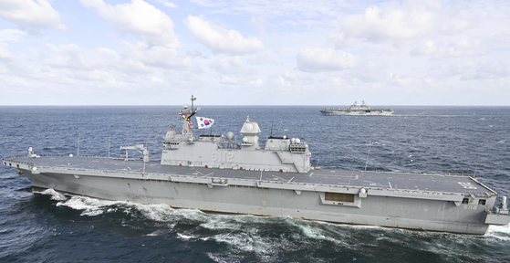 The ROKS Marado, front, and the USS Boxer amphibious assault ship, back, participate in a combined South Korea-U.S. marine exercise in the East Sea on Wednesday in a photo provided by the Korean Navy on Thursday. South Korea and the United States completed a two-day combined marine exercise to strengthen their interoperability, the Navy said, in waters off Pohang, North Gyeongsang, involving amphibious assault ships. [YONHAP]