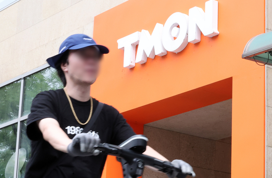 A pedestrian cycles by TMON's headquarters in Gangnam District, southern Seoul, on Tuesday. [NEWS1]