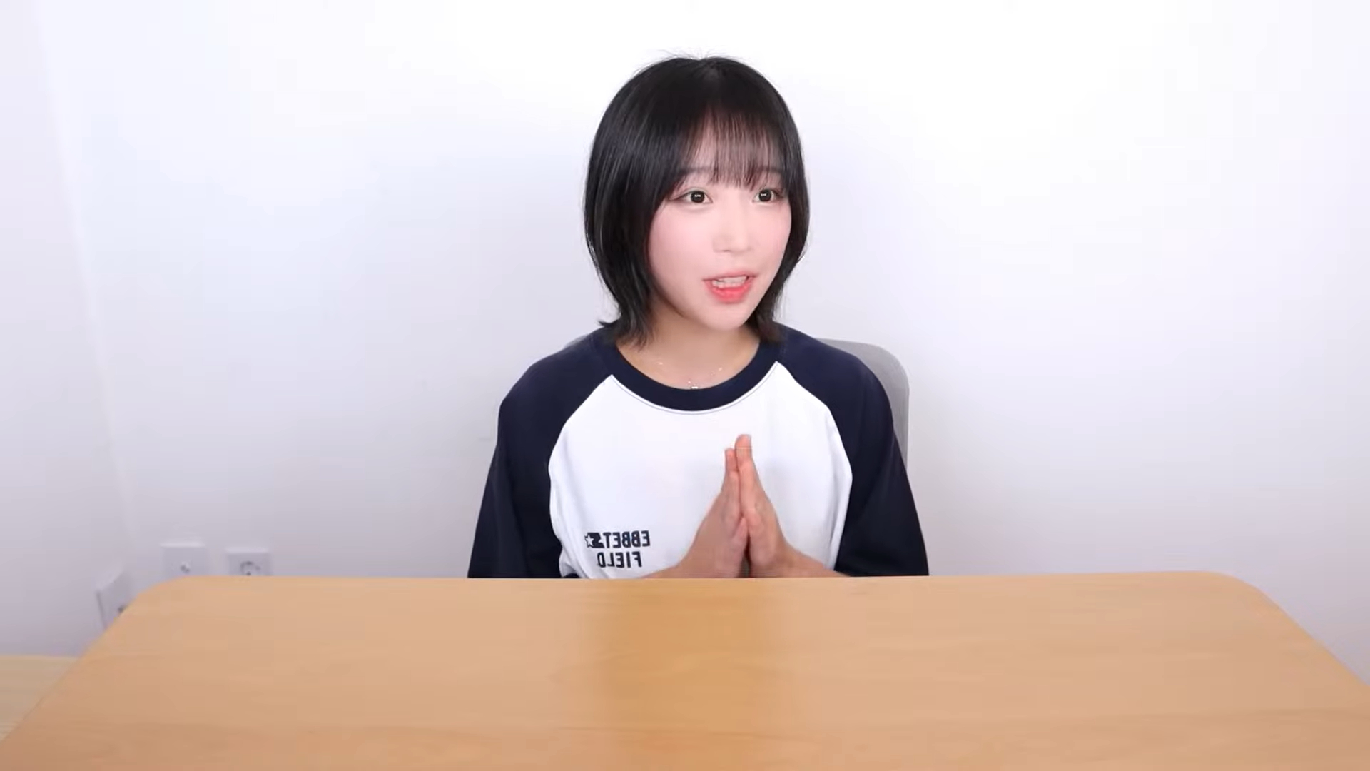 YouTuber Tzuyang during a YouTube livestream on Oct. 5 [SCREEN CAPTURE]