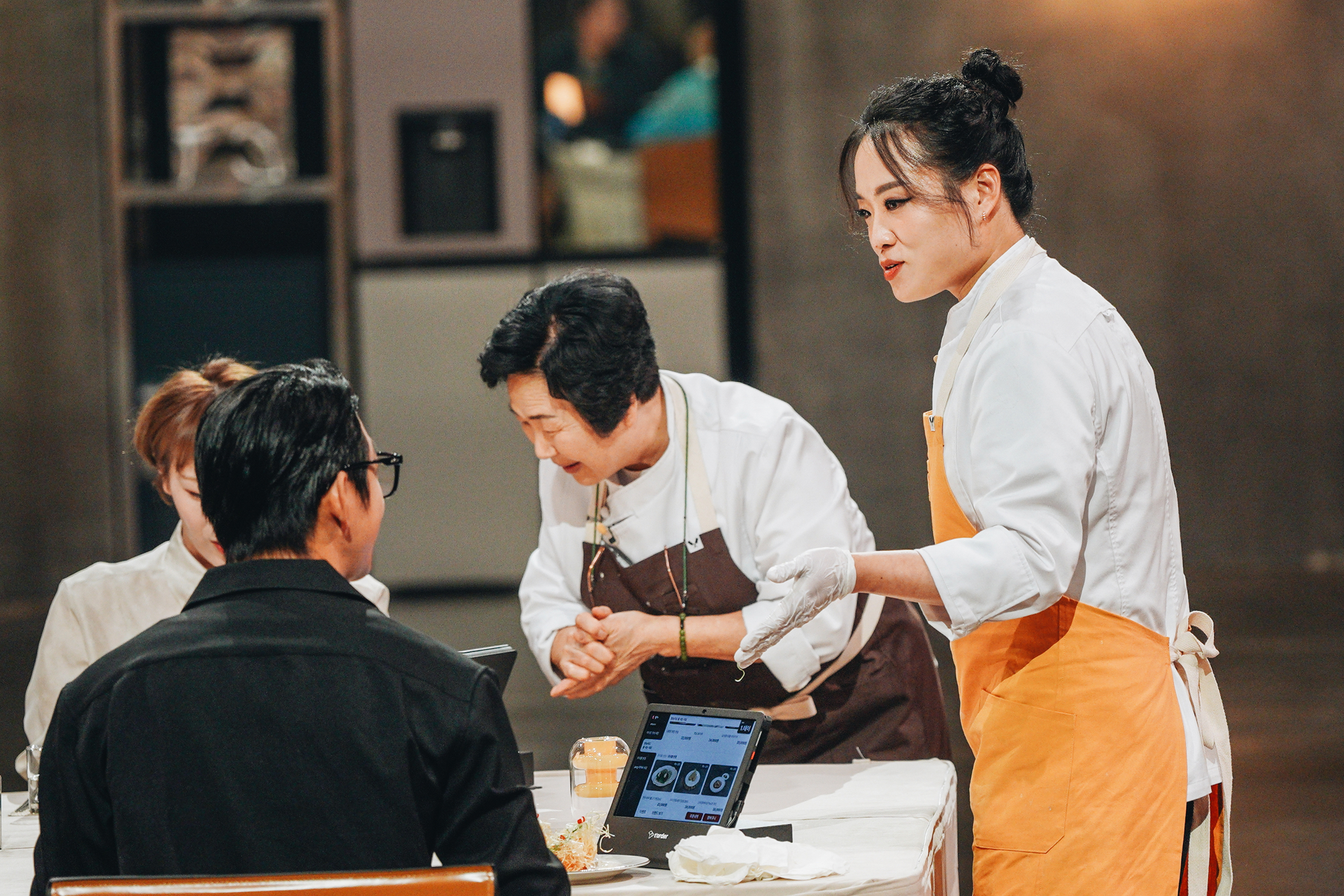 Chefs Lee Young-sook, left and Jung Ji-sun in a scene of "Culinary Class Wars" [NETFLIX KOREA]