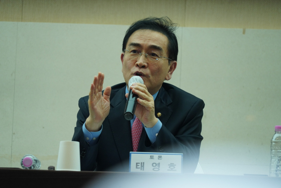 Tae Yong-ho, secretary general of South Korea‘s Peaceful Unification Advisory Council and former North Korean deputy ambassador to Britain, speaks during a forum the council hosted in central Seoul on Thursday afternoon. [MINISTRY OF UNIFICATION]
