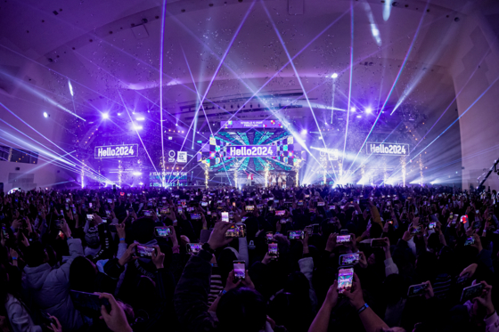 People watch a K-pop performance and countdown event held as part of the SeoulCon 2023 at Dongdaemun Design Plaza in Jung District, central Seoul, on Dec. 31, 2023. [SEOUL METROPOLITAN GOVERNMENT]