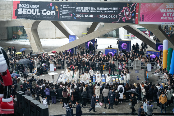 People watch dancers participate in a random dance challenge held as part of the 2023 SeoulCon at Dongdaemun Design Plaza in Jung District, central Seoul, on Dec. 31, 2023. [SEOUL METROPOLITAN GOVERNMENT]