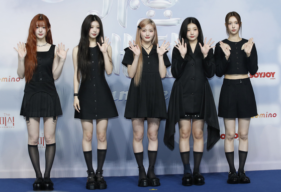Girl group ILLIT members pose for a photo at a music festival. [NEWS1]