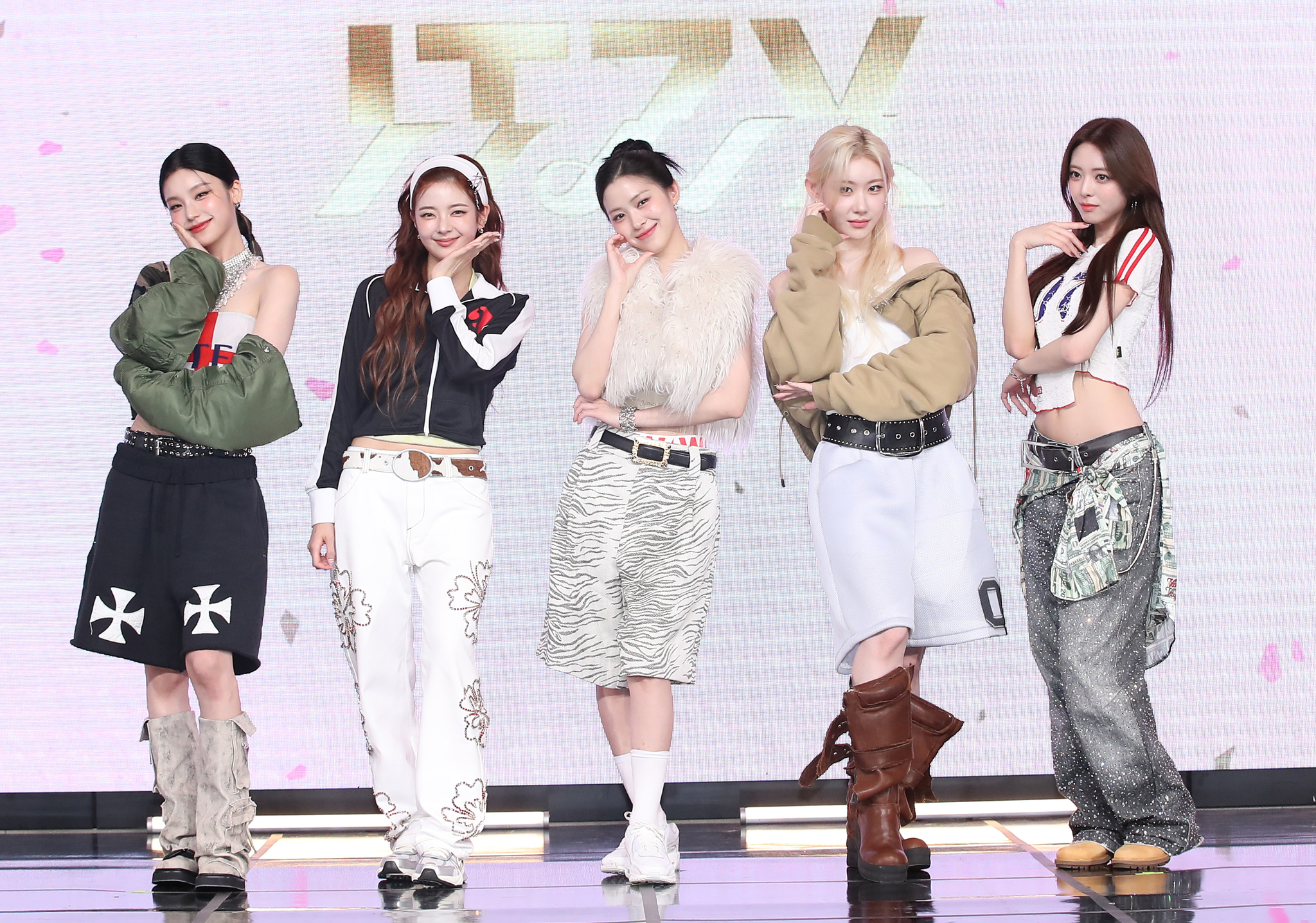 Girl group ITZY poses for photos during a press conference held on Oct. 15 in western Seoul. [NEWS1]