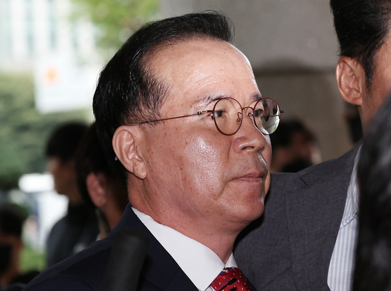 Kim Kwang-ho, former chief of the Seoul Metropolitan Police Agency, enters the Seoul Western District Court on Thursday in Mapo District, western Seoul. [NEWS1]