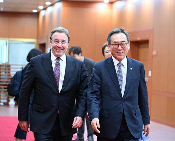 Foreign Minister Cho Tae-yul, right, walks with Achim Steiner, the administrator of the UN Development Programme, toward a meeting room at the Foreign Ministry in Seoul on Thursday. [YONHAP] 