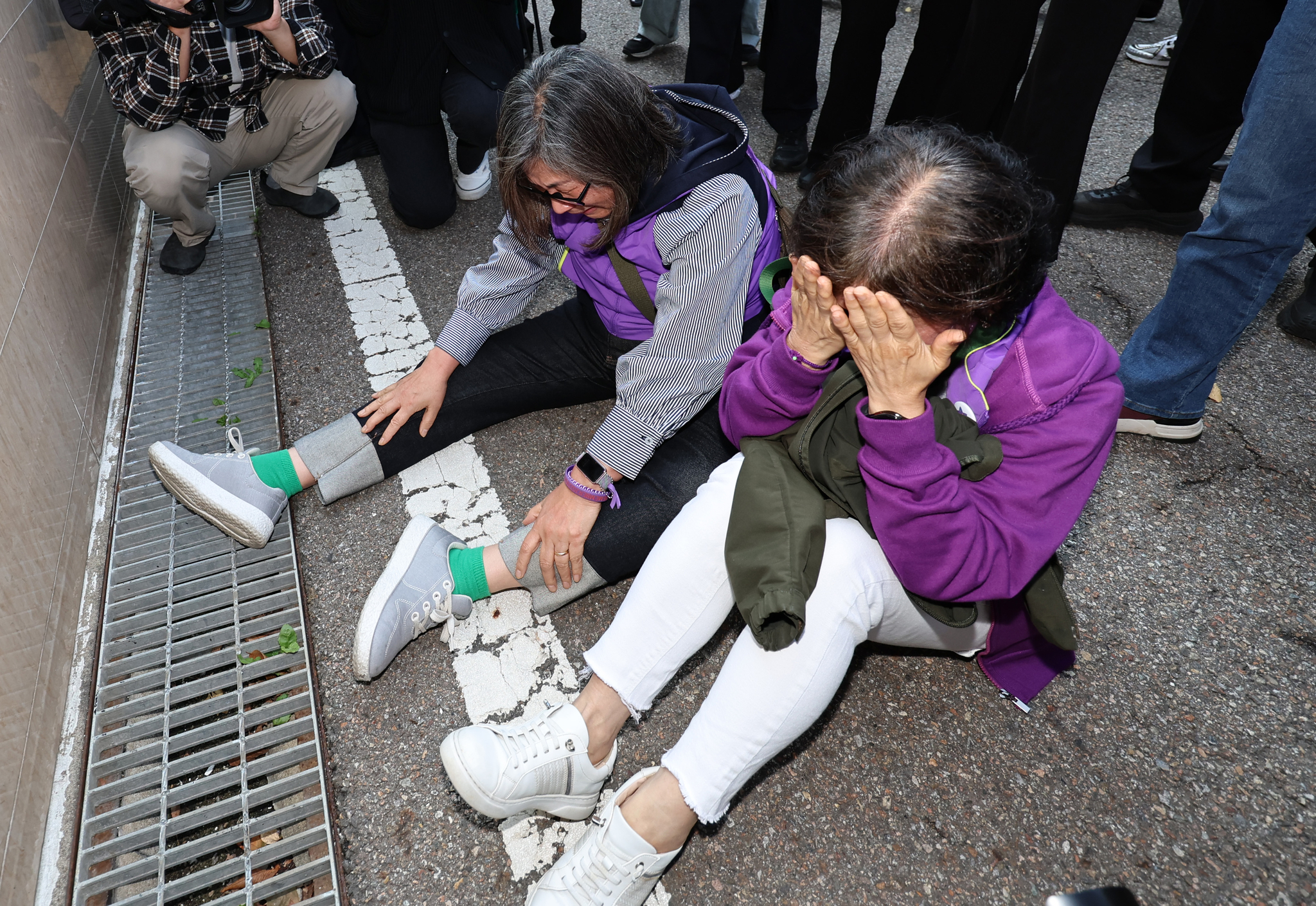 Bereaved relatives of victims of the Itaewon crowd crush shed tears in front of the Seoul Western District Court in Mapo District, western Seoul, after the local court found the ex-chief of the Seoul Metropolitan Police Agency not guilty on Thursday. [NEWS1]
