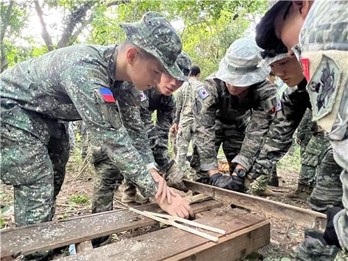 Korean Marines take part in a jungle survival training session of the 2024 Kamandag exercise held in the Philippines in a photo provided by the Marine Corps on Sunday. [YONHAP]