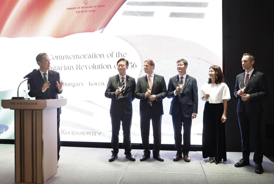 Dignitaries listen to Roh Jae-heon, left, chairman of the Korea-Hungary Friendship Association, speak in a national day event commemorating the Hungarian Revolution of 1956 at the Ambassador hotel in central Seoul on Friday. [PARK SANG-MOON]