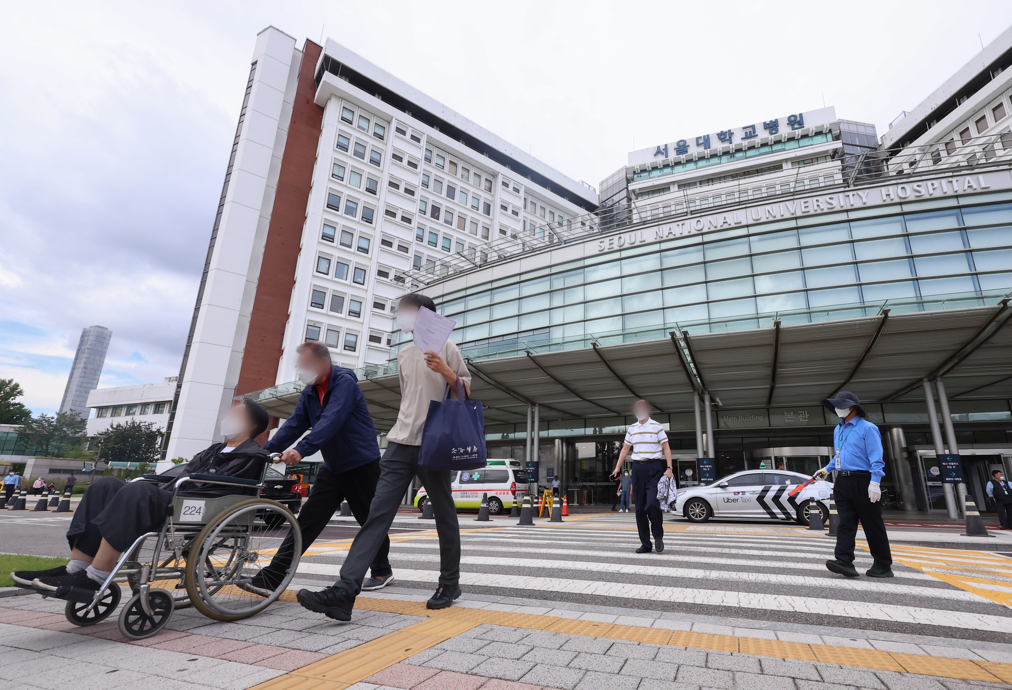 Visitors and patients walk in front of Seoul National University Hospital in central Seoul in October. [YONHAP] 
