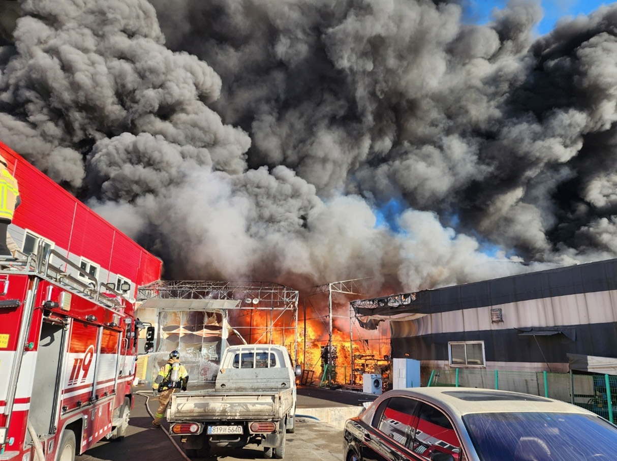 Incheon firefighters extinguish a fire at a factory in Incheon on Sunday morning. [NEWS1] 