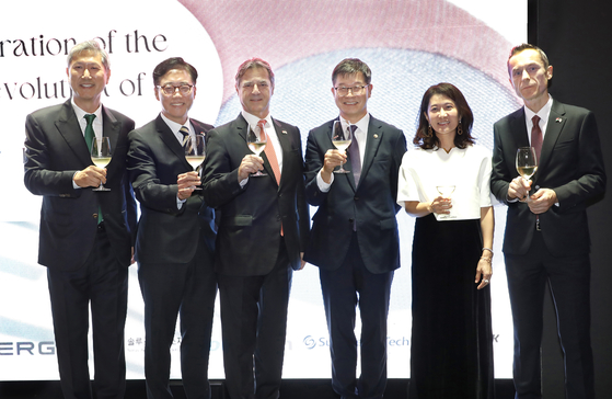 Dignitaries including Hungarian Ambassador to South Korea Istvan Szerdahelyi, center left, First Vice Health Minister Lee Ki-il, center right, Roh Jae-heon, left, chairman of the Korea-Hungary Friendship Association, and Ryu Kwon-ha, second from left, honorary consul of Hungary and a visiting professor at Jeonbuk National University, toast at a national day event commemorating the Hungarian Revolution of 1956 at the Ambassador Hotel in central Seoul on Friday. [PARK SANG-MOON]