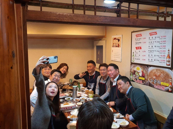SK Group Chairman Chey Tae-won enjoys dinner with the company's employees at a restaurant in central Seoul in 2020. [SK GROUP]