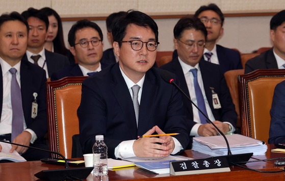 Prosecutor General Shim Woo-jung speaks in a parliamentary inspection of the Supreme Prosecutors' Office at the National Assembly in Yeouido, western Seoul, on Monday. [JOONGANG ILBO]