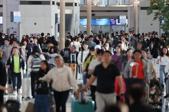 Incheon International Airport is packed with people traveling ahead of the Armed Forces Day holiday. [YONHAP] 