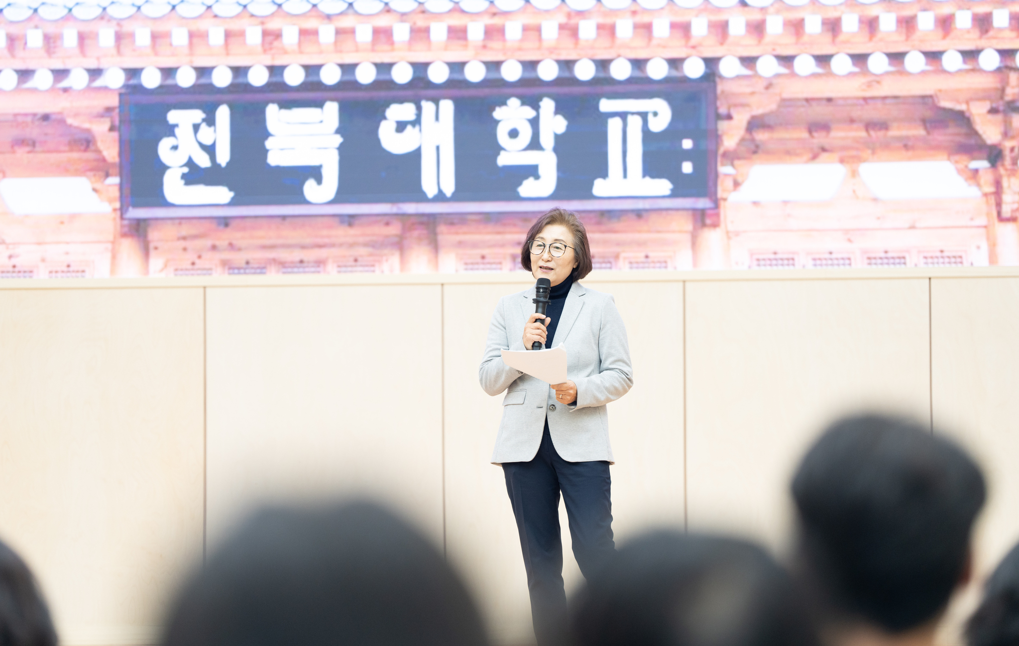 Kong Bo-mi, CEO of Kylobal, gives a lecture at Jeonbuk National University on Oct. 14, ahead of the 2024 World Korean Business Convention. [JEONBUK NATIONAL UNIVERSITY]