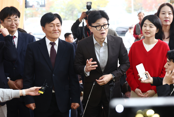 People Power Party (PPP) leader Han Dong-hoon, second from right, visits a market in Incheon's Ganghwa County on Tuesday to thank the area for its support in the local government by-election held there last week, which was won by PPP candidate Park Yong-cheol, second from left. [NEWS1] 