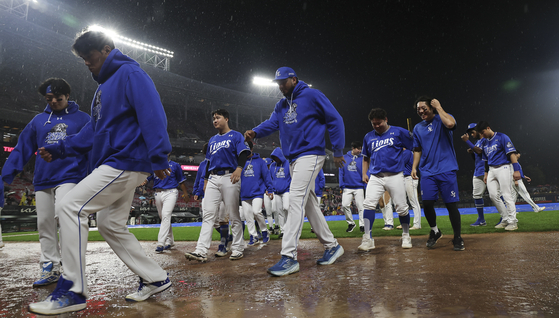 The Samsung Lions walk off the field at Gwangju-Kia Champions Field in Gwangju after Game 1 of the Korean Series between the Lions and the Kia Tigers was suspended due to rain onb Monday. [NEWS1]