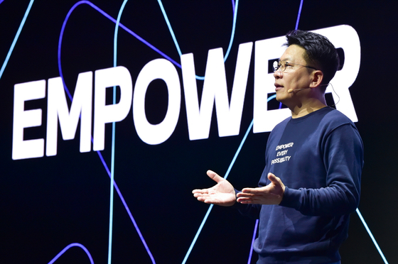 LG Energy Solution’s CEO Kim Dong-myung presents the company’s vision and mid-to-long-term strategy at the company’s vision-sharing meeting. [LG ENERGY SOLUTION]