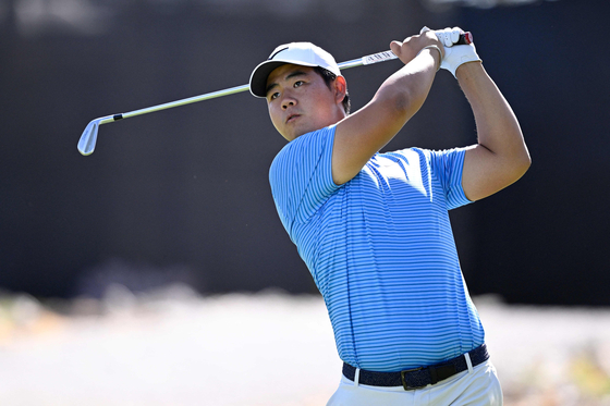 Tom Kim plays his shot from the eighth tee during the first round of the Shriners Children's Open 2024 at TPC Summerlin on Oct. 17 in Las Vegas, Nevada. [AFP/YONHAP]