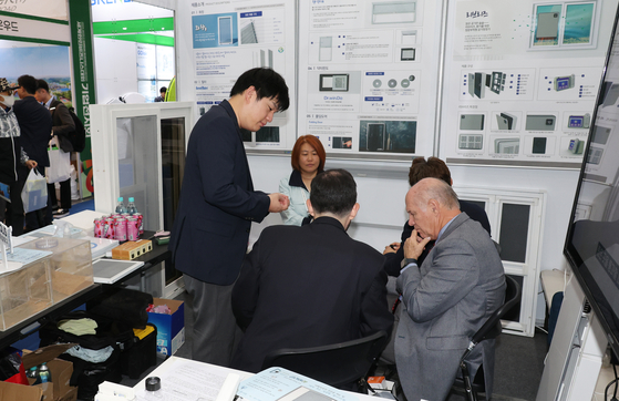 Korean company officials and foreign buyers meet at a booth during the World Korean Business Convention held at Jeonbuk National University in Jeonju, North Jeolla, on Tuesday. [YONHAP]