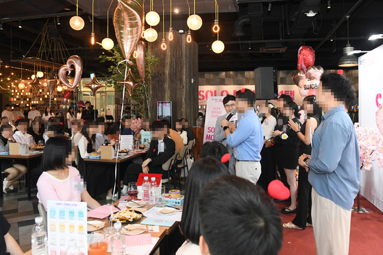 Singles mingle with each other during a matchmaking event held by the Seongnam City Government on Sept. 7. [SEONGNAM CITY GOVERNMENT]